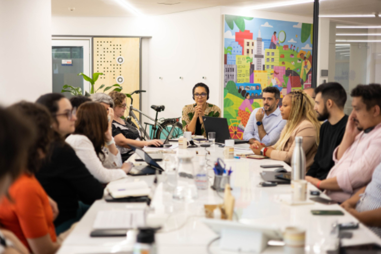 Vital Strategies CEO'su Mary-Ann Etiebet, Ekim 2025'te Brezilya'daki meslektaşlarıyla görüşüyor. Buranın yakınındaki restoranlar: Vital Stratejiler